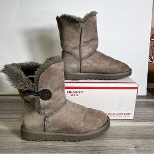Ugg Bailey Button Winter Boots Womens 7 Gray Cute Warm Fuzzy Suede